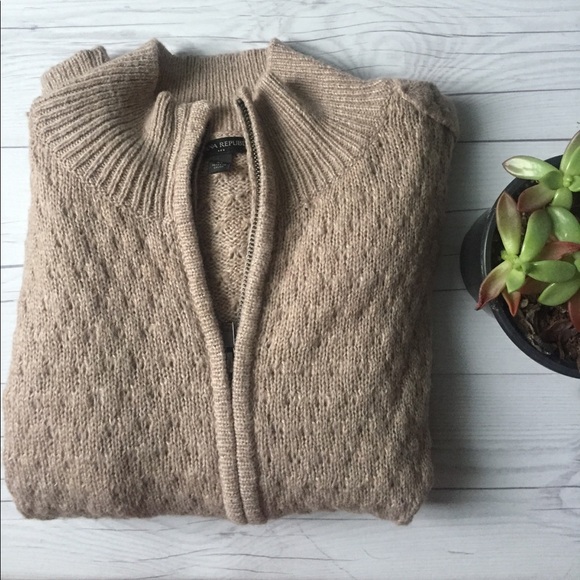 Banana Republic Beige Sweater - Picture 2 of 7